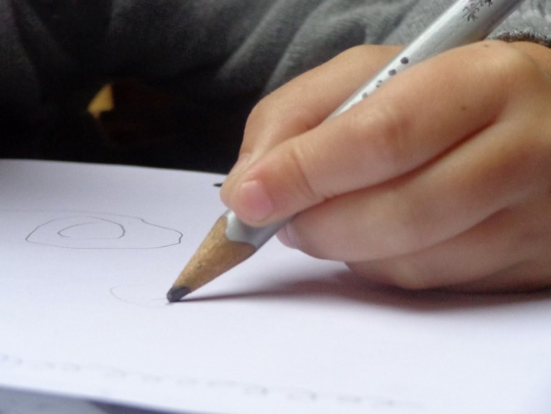 enfant-dysgraphique-800-min